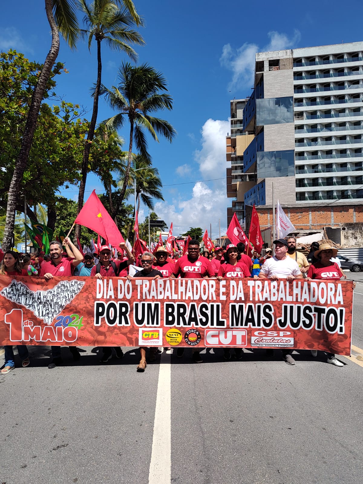Dia do Trabalhador é marcado por manifestação na orla de Maceió