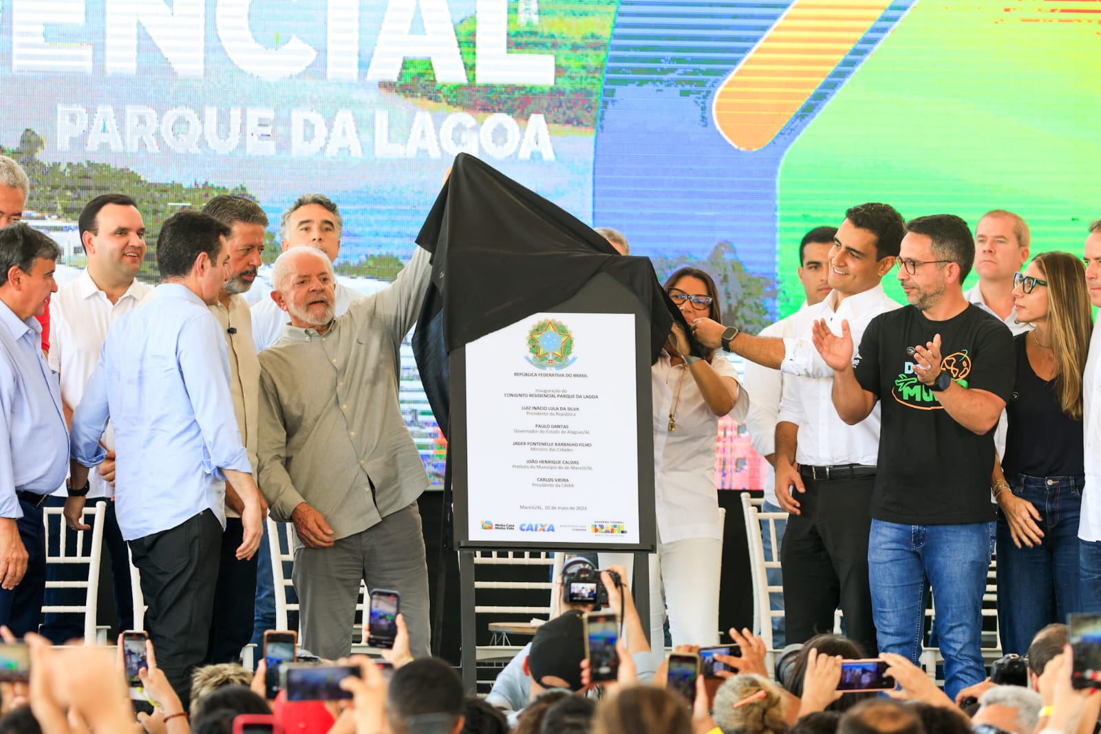 Lula reúne grupos políticos opostos para entrega de imóveis em Maceió
