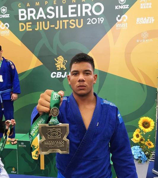 Apesar da pouca idade, alagoano Márcio Vinícius já conquistou 29 medalhas em competições oficiais e outras 60 em não oficiais; ele precisa de ajuda para competir em Salvador