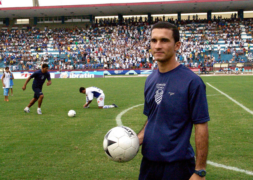 Maceió 08 de julho de 2005
Ranielle Ribeiro, ex- técnico do ABC, quando era preparador físico do CSA em Maceió. Alagoas - Brasil.
Foto: ©Ailton Cruz