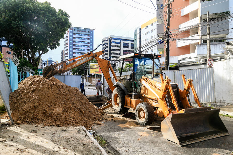 Obras de saneamento se arrastam pela capital enquanto dinheiro vai para mais asfalto