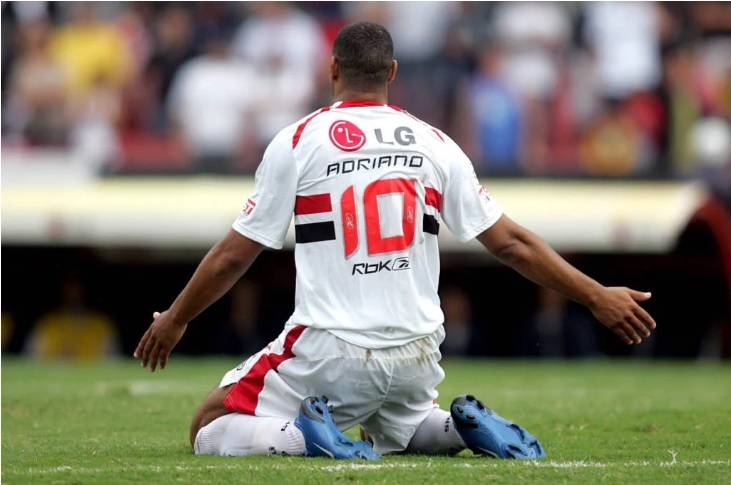 Durante sua passagem pelo São Paulo, Adriano Imperador marcou 17 gols em 28 jogos