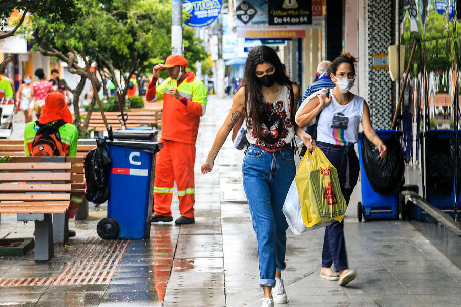 Maceió, 30 de abril de 2020  
Pessoas andando com máscaras no centro de Maceió. Alagoas - Brasil.
Foto: ©Ailton Cruz