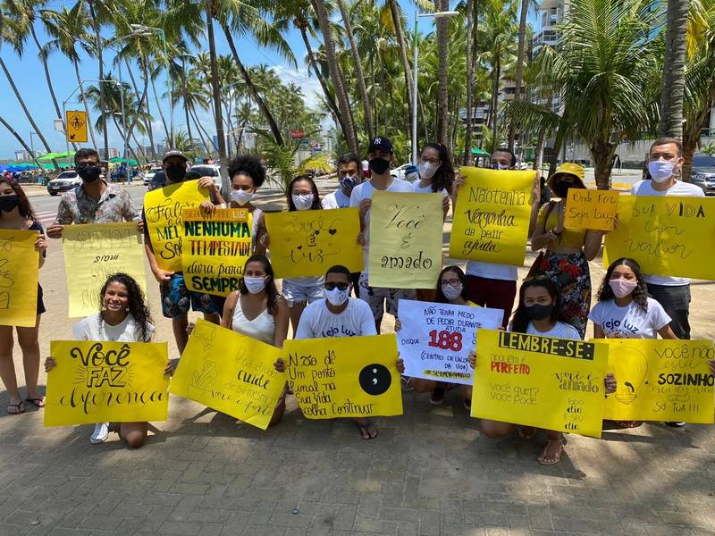 Voluntários do projeto “Seja Luz” fizeram uma campanha de conscientização na orla de Maceió