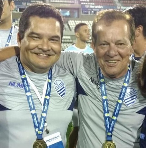 Rafael Tenório e o médico Fábio Lima, do CSA: presidente azulino está internado em São Paulo, com Covid