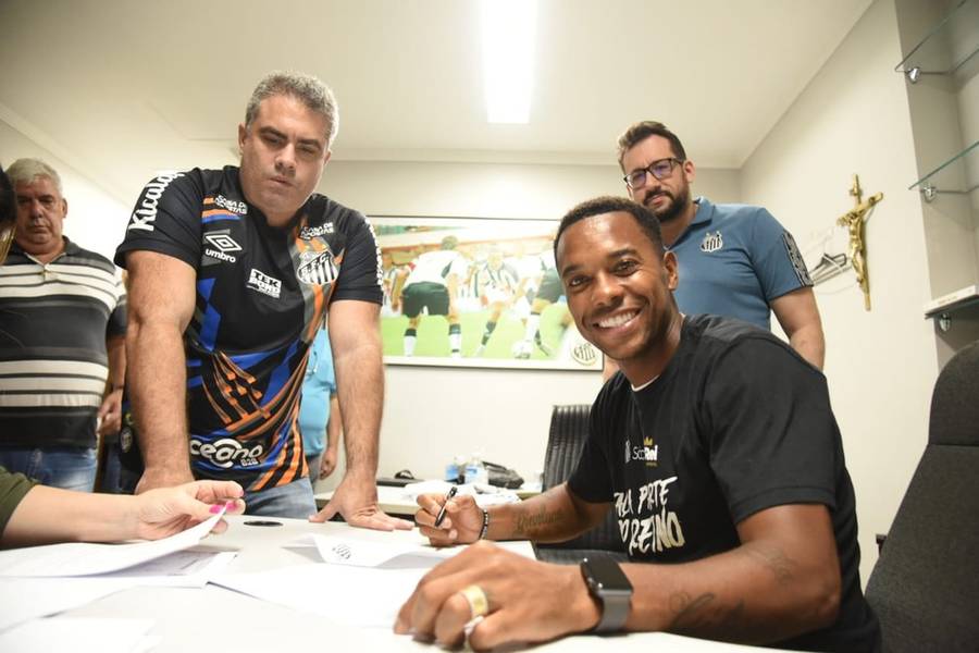 Robinho, 36 anos, acabou de assinar um contrato de cinco meses com o Santos