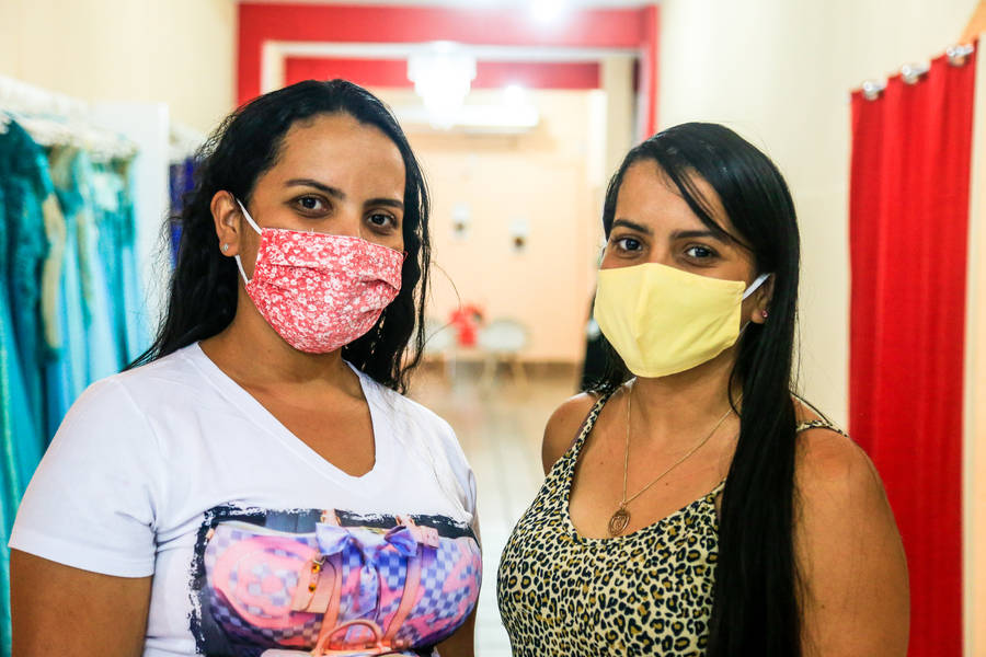 Maceió, 28 de outubro de 2020 
População inova e faz de máscara acessório de moda em Maceió. Alagoas - Brasil.
Foto:@Ailton Cruz
