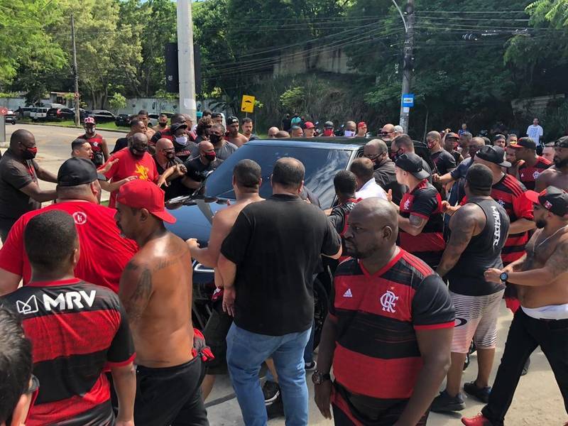 Membros de torcidas organizadas do Flamengo realizaram protesto no Ninho do Urubu, nessa terça (12)