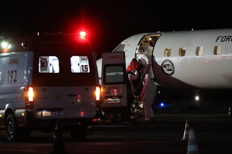 Os pacientes chegaram a Maceió num voo da Força Aérea Brasileira vindos de Manaus, onde hospitais estão lotados