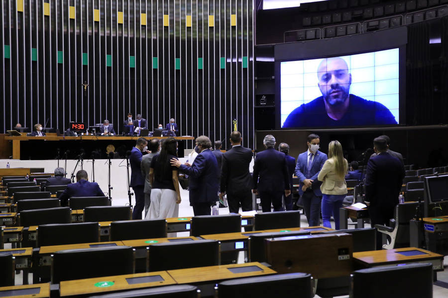 Deputado Daniel Silveira se defende em vídeo durante votação no plenário da Câmara