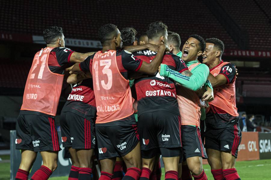 Jogadores do Flamengo comemoram bicampeonato após derrota para o São Paulo no Morumbi