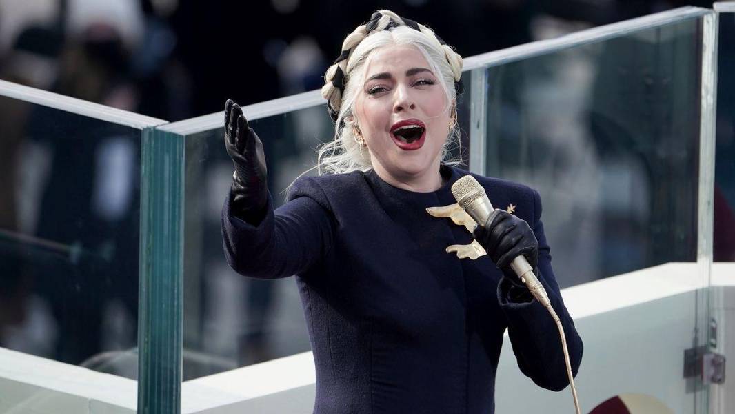Lady Gaga cantou hino nacional em interpretação emocionante