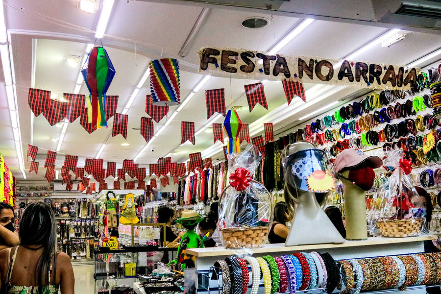 Vitrine das lojas estão enfeitadas com bandeiras e outros produtos típicos dos festejos juninos no Centro de Maceió

