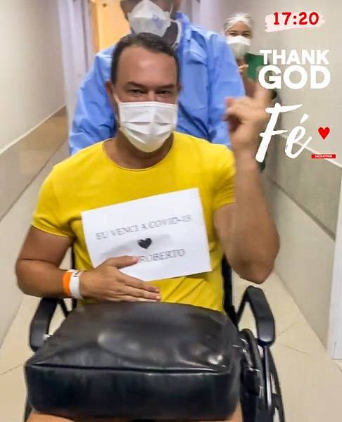 Momento em que Roberto Fernandes, após receber alta, deixava o hospital onde estava internado com Covid-19