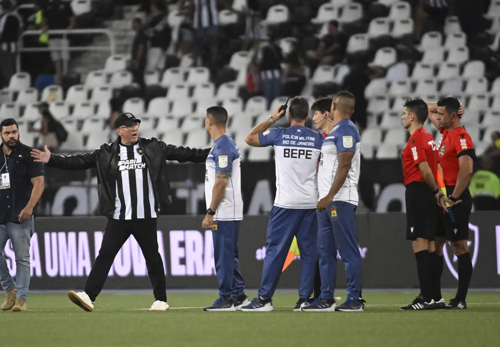 Textor reclamou com a arbitragem do jogo Bota x Palmeiras