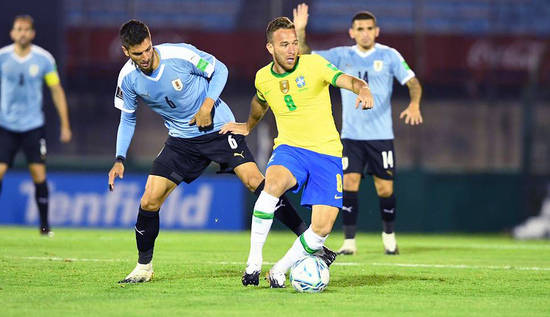 Arthur recebe na entrada da área, se vira e chuta para marcar o primeiro gol do Brasil