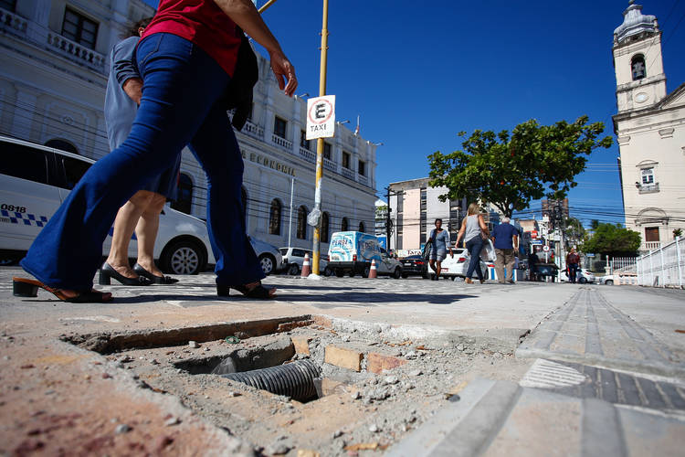 /Muitas calçadas em Maceió apresentam irregularidades, o que dificulta a locomoção