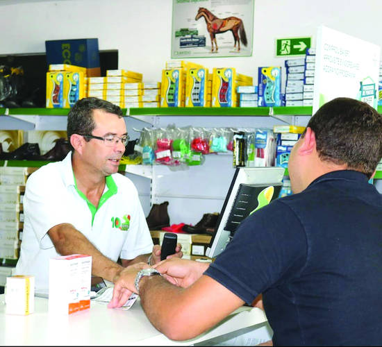 /Lojas reabrem com adoção de critérios sanitários de combate a Covid para atender a demanda do setor agropecuário