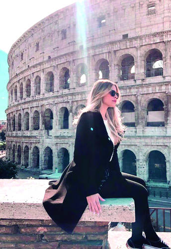 /Completando o time de belíssimas aniversariantes em conexão com a Itália, CAMILA MARX -em foto recente no Coliseu, em Roma - ganha bolo+guaraná nesta segunda