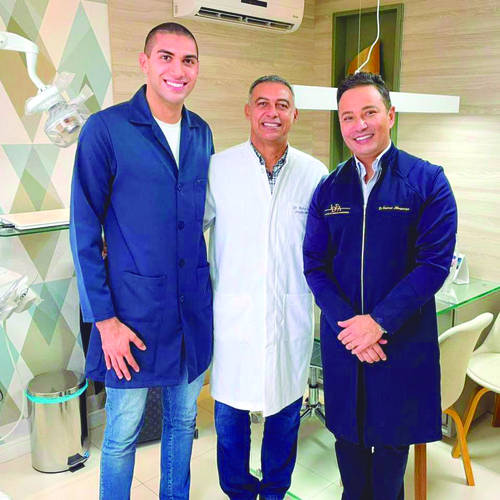 /Escoltado pelos dentistas MARCOS VINICIUS+MARCOS BORGES, o cirurgião orofacial ÉMERSON ALBUQUERQUE abriu agenda em Arapiraca