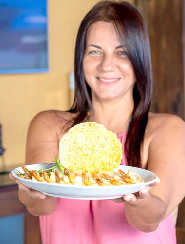 /Toda solar, a chef JU ALMEIDA brinda o sucesso do prato Sol do Lopana no menu da barraca de praia mais hype da cidade
