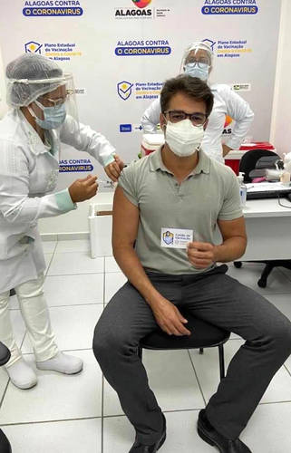 /Na linha de frente, o médico FLÁVIO TELES em momento simbólico do início da vacinação contra COVID em Maceió