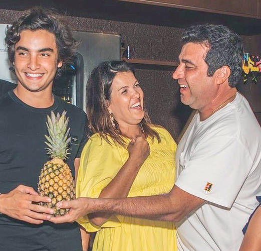 /Com direito a abacaxi simbólico de presente do pai, João Kepler, THEO BRAGA - com mommy Cris na moldura - foi um dos aniversariantes de ontem