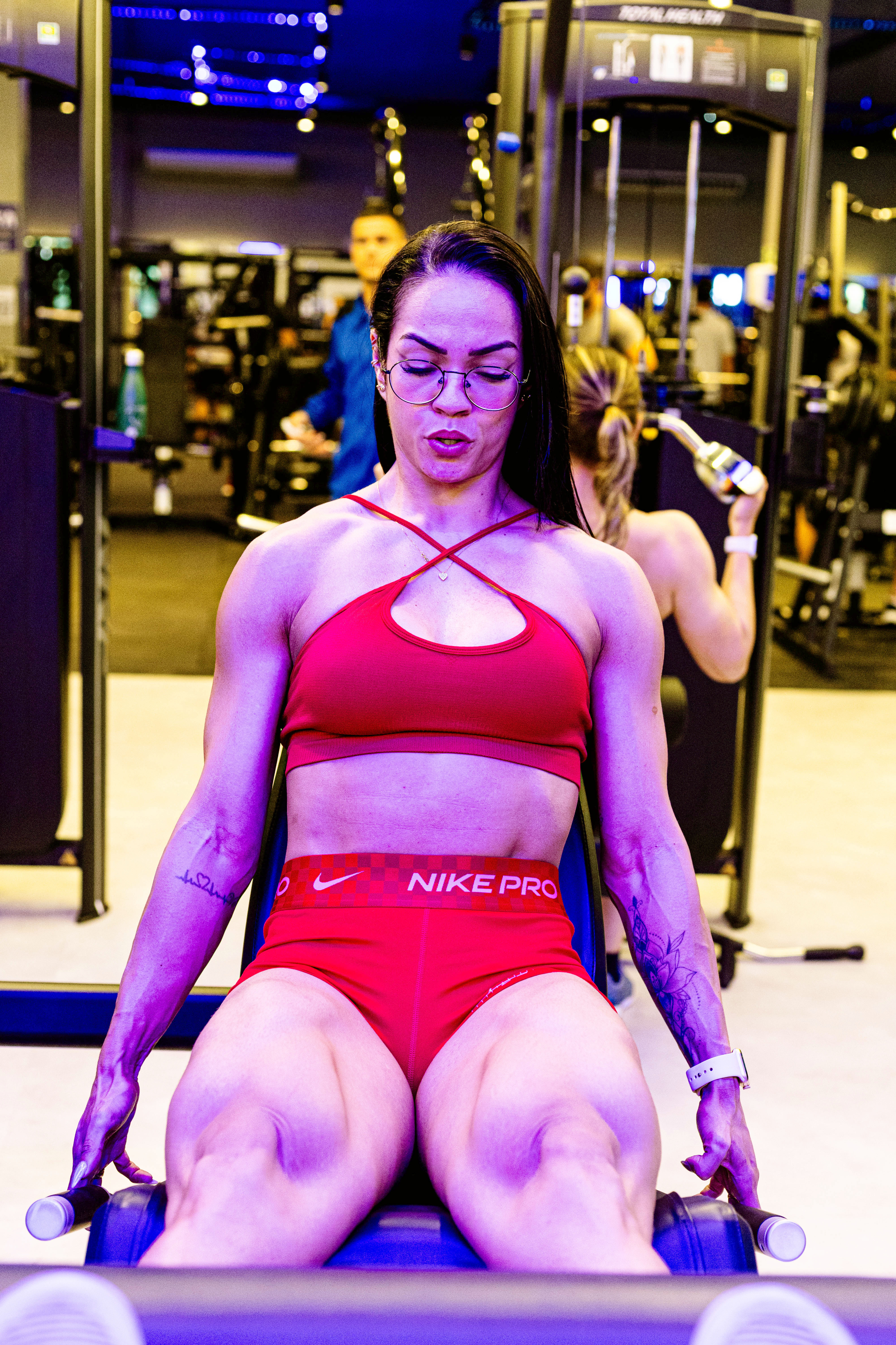 /Thaliny Alves durante exercício em academia no Farol: rotina de exercícios pesados